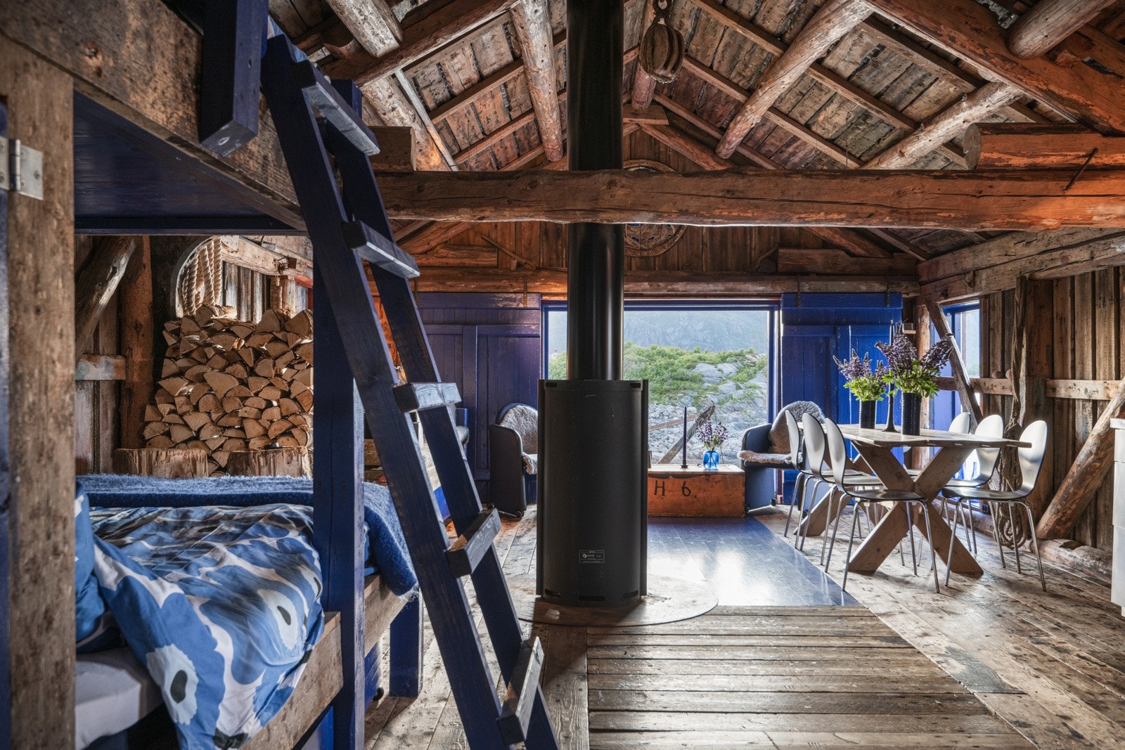 Båthuset har fire sengeplasser, så her bor hele familien samlet Galleribilde