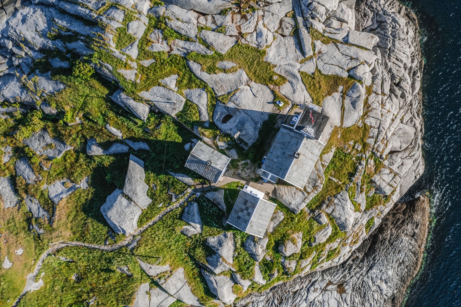 Hovedhuset, badehuset og gjestehuset sett fra havørnens perspektiv Galleribilde