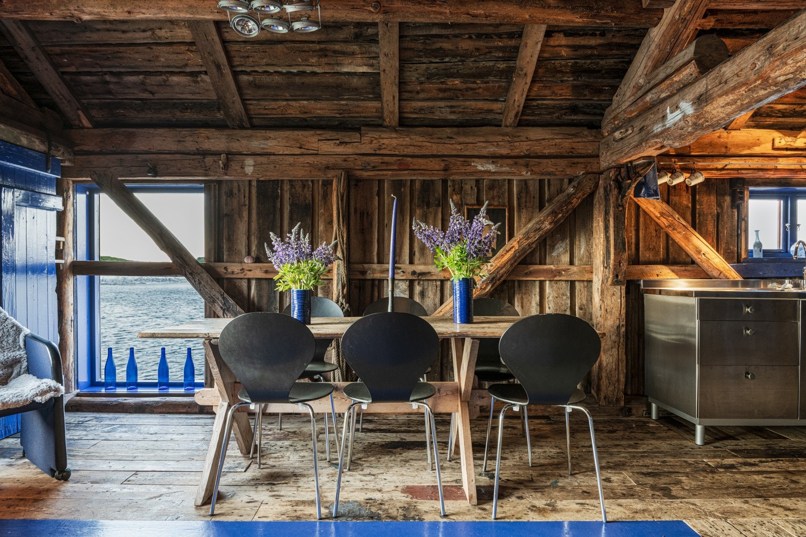 Båthuset har sin egen sjarm og stil. Huset er isolert utvendig for å kunne bevare de originale veggene og den opprinnelige atmosfæren. Peis midt i rommet. Godt og varmt året rundt Galleribilde