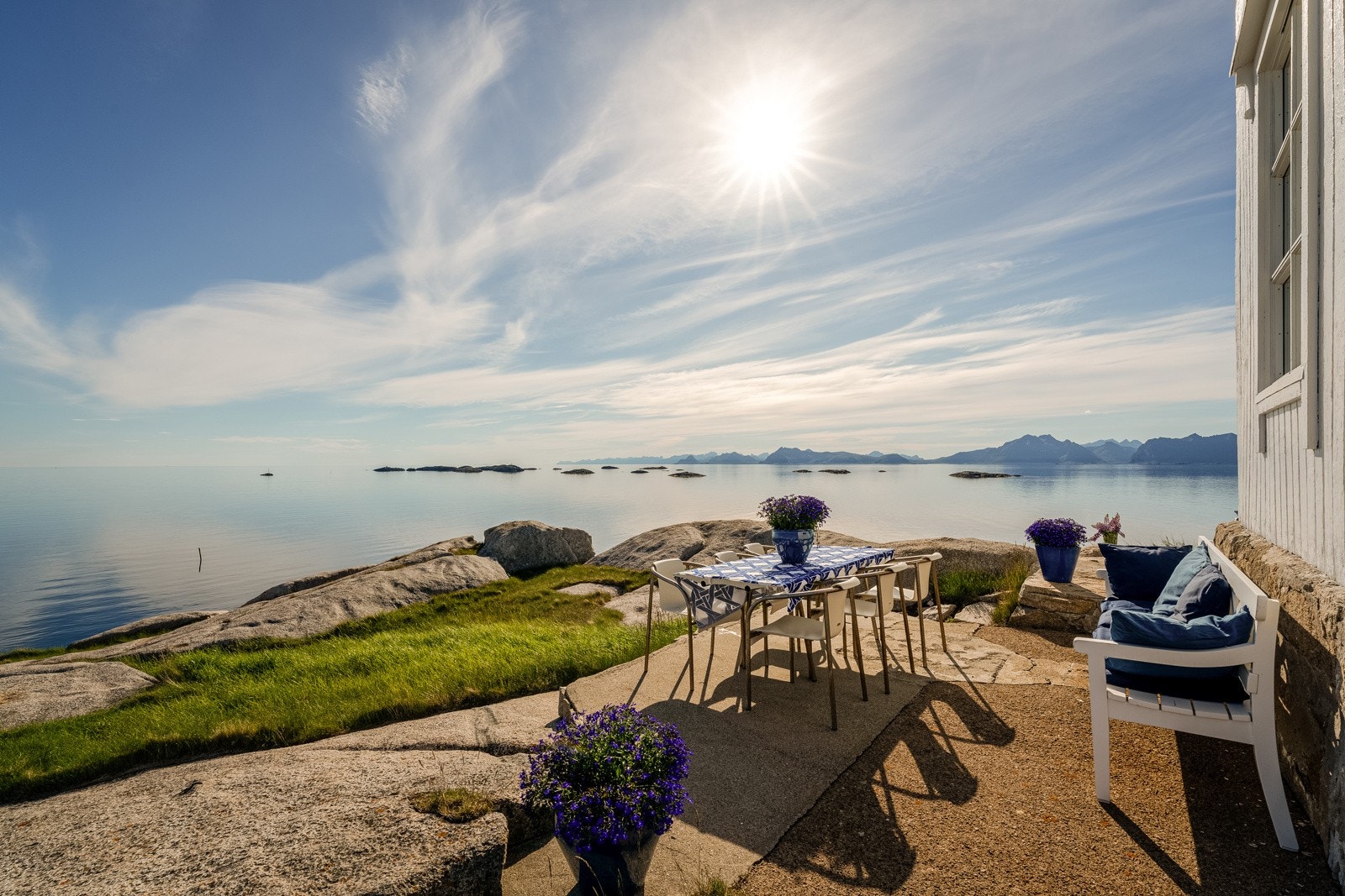 Eller ta med morgenkaffen ut hit.. Galleribilde