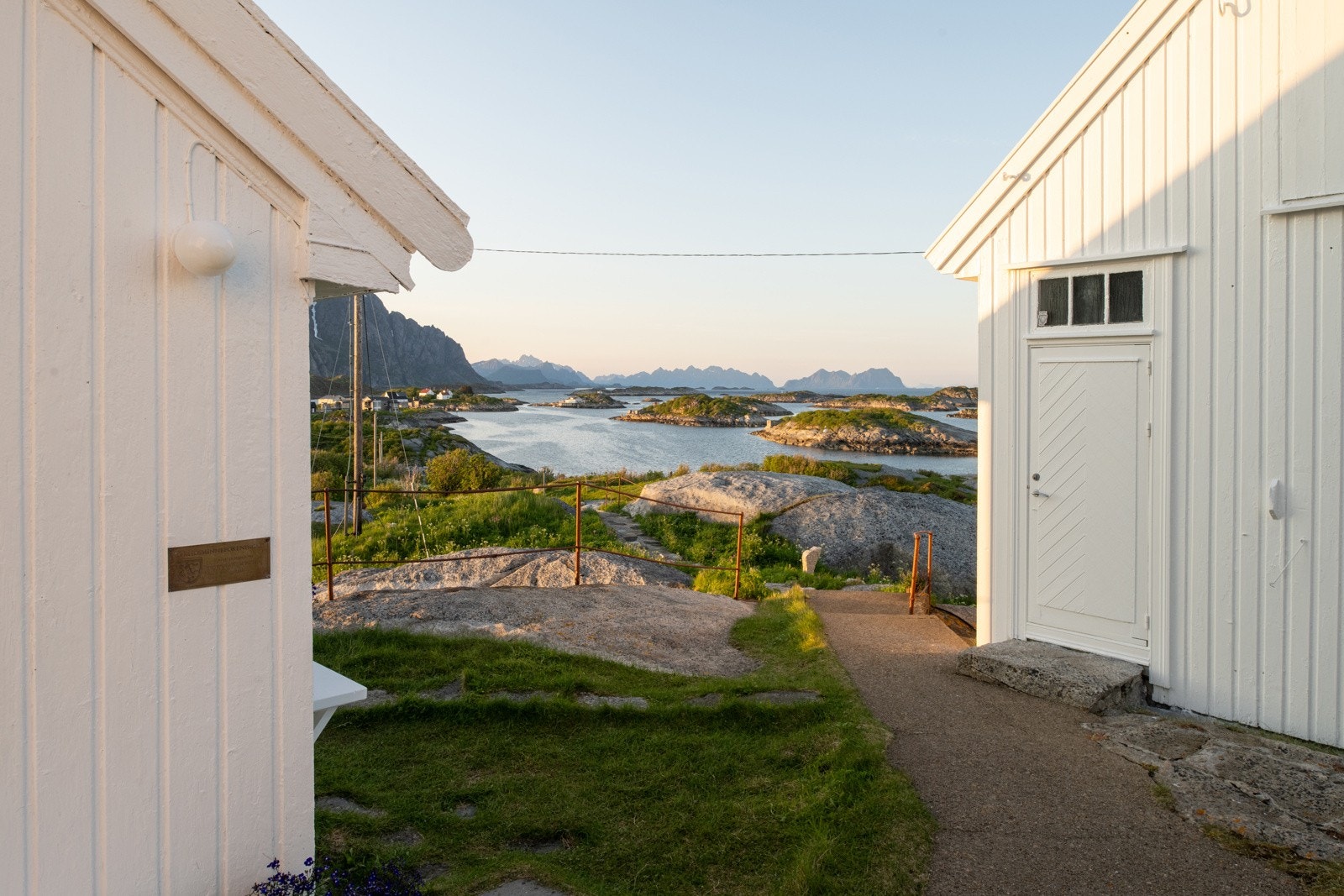 Utenfor hovedhuset finnes et gjestehus og et badehus Galleribilde