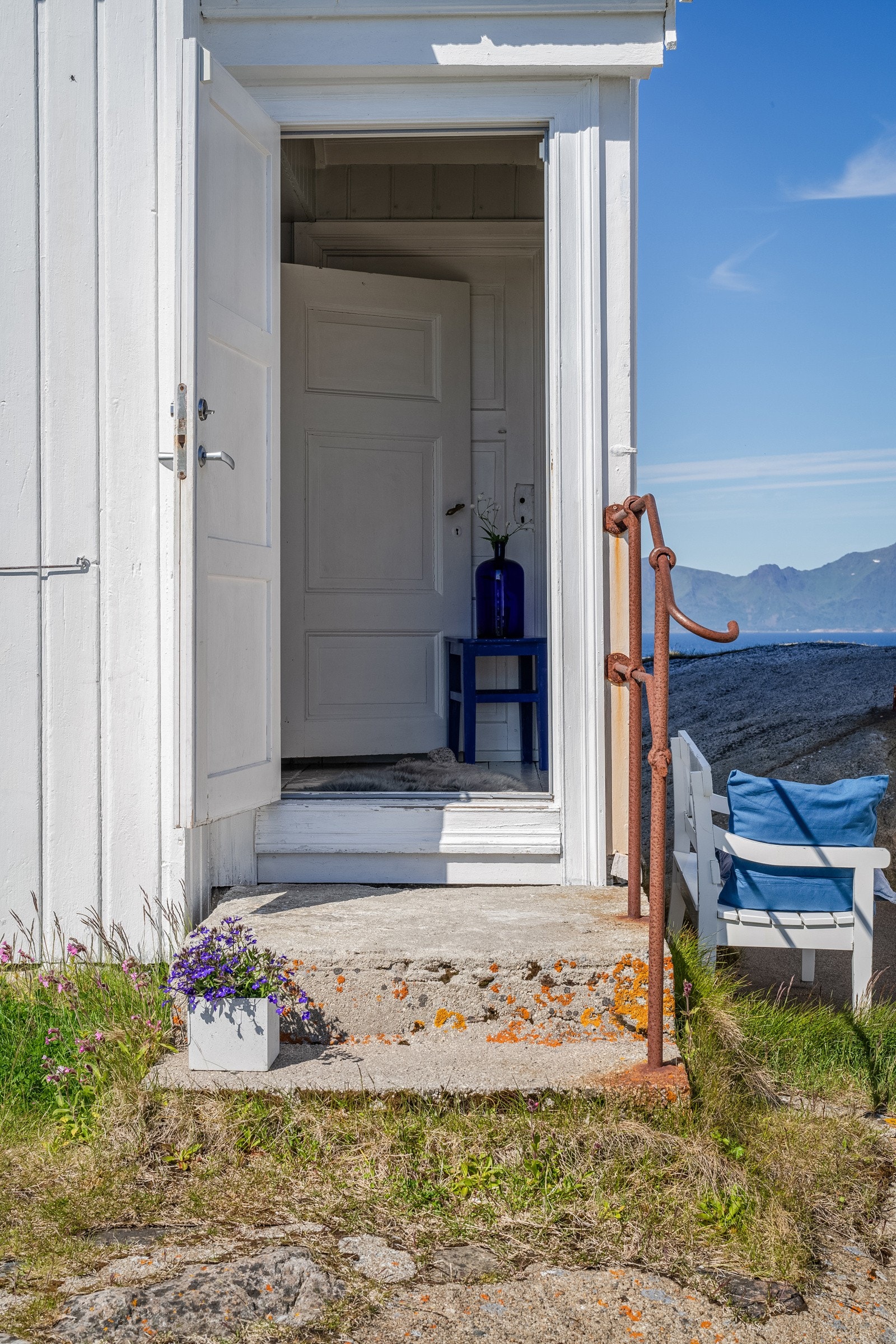 La oss ta turen inn i det gamle, velholdte og sjarmerende hovedhuset Galleribilde