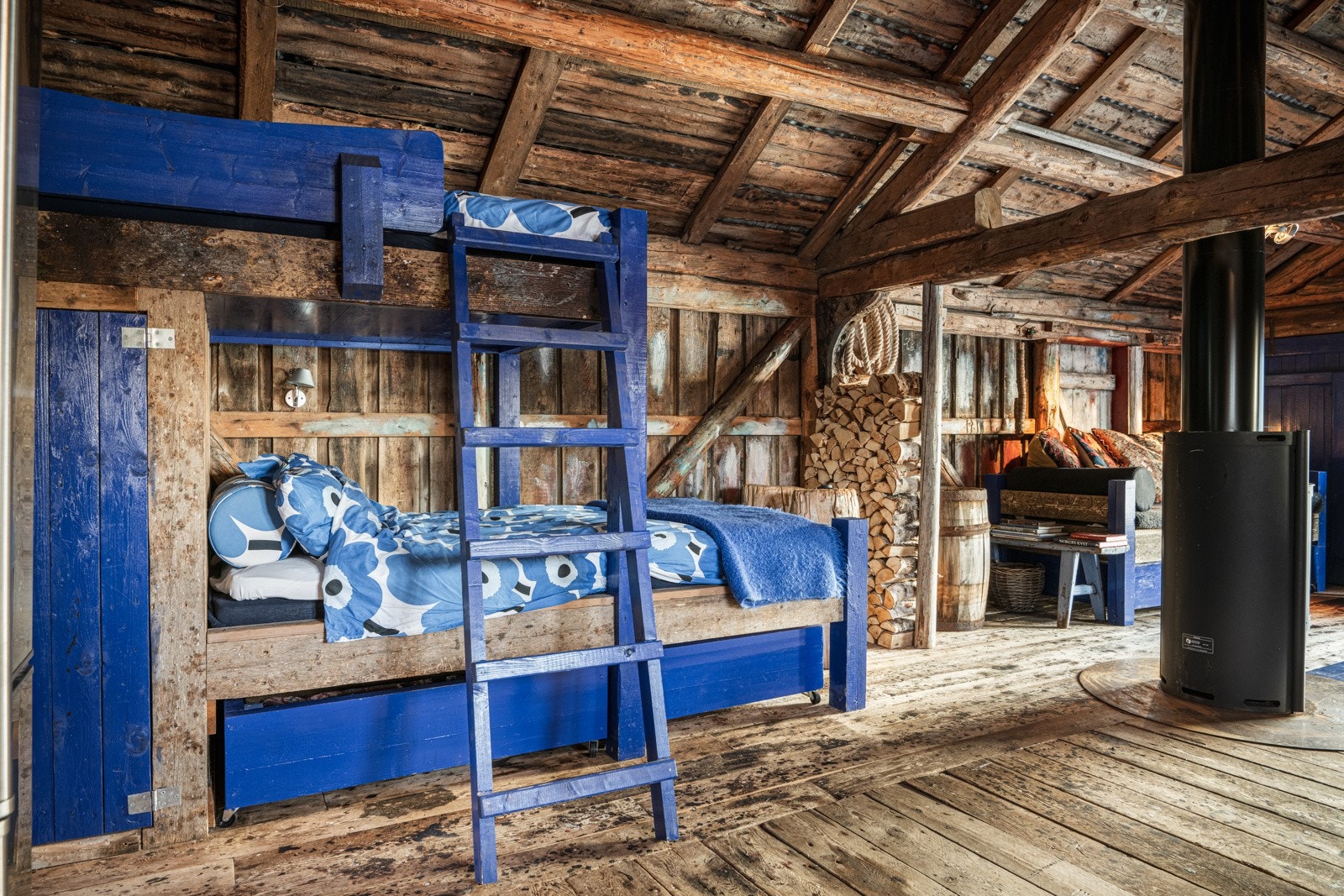 To doble køyer, 2 x 120cm. I tillegg har den snekkerbygde sofaen en god madrass + en skuffemadrass Galleribilde