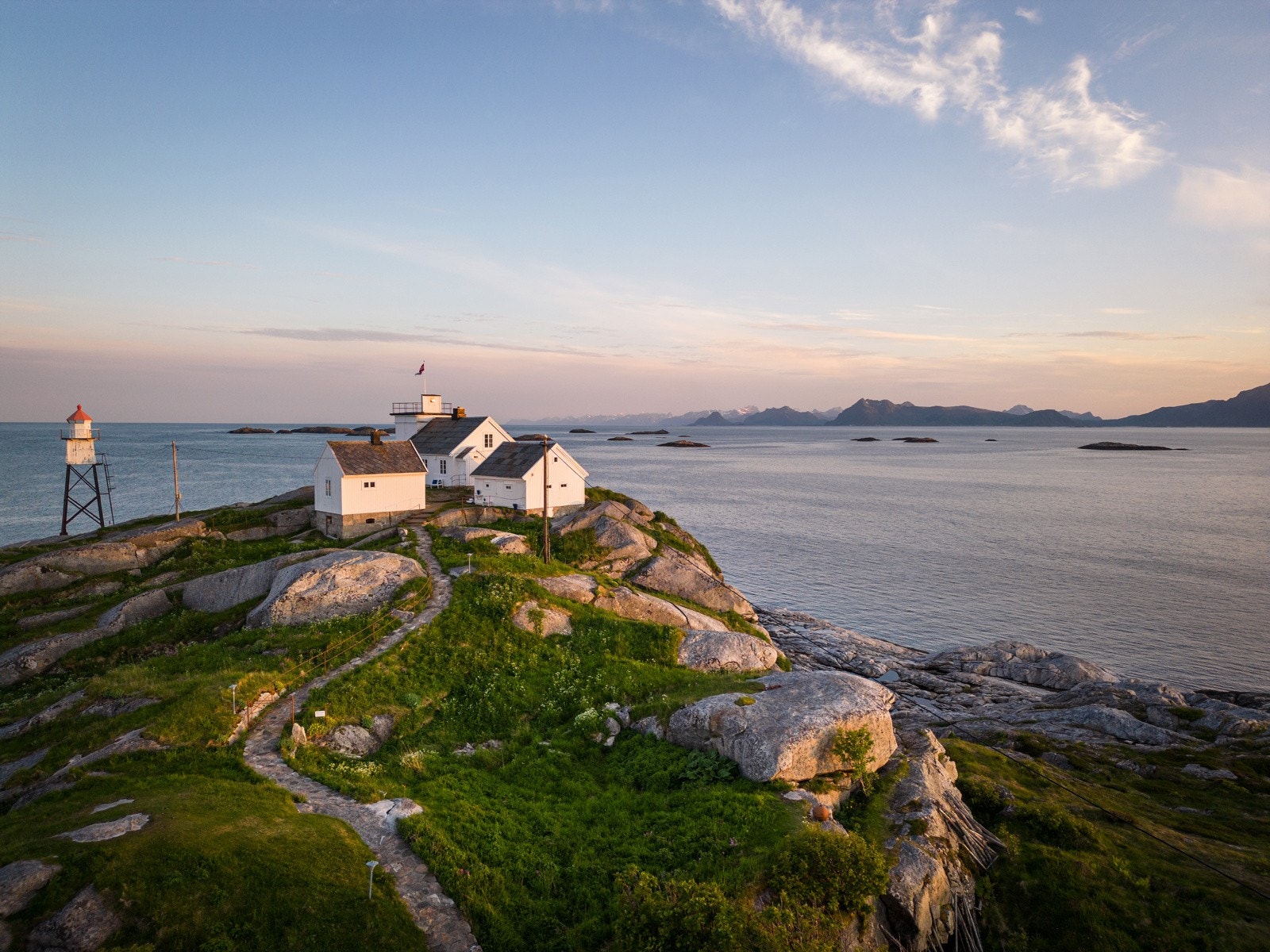 Unik beliggenhet.. I havet danser hval og spekkhogger om hverandre og i lufta svever stadig havørn forbi. Galleribilde