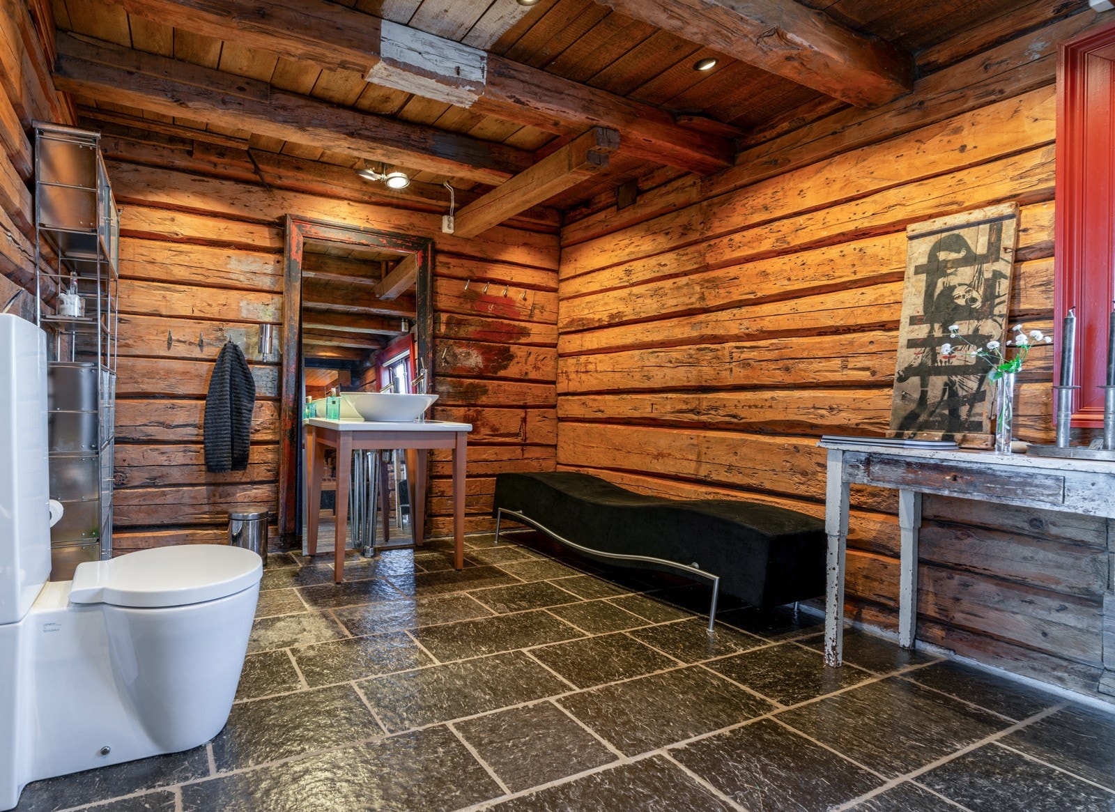 Badehuset med bl.a solid skifersten på gulv, og varmekabler. Galleribilde