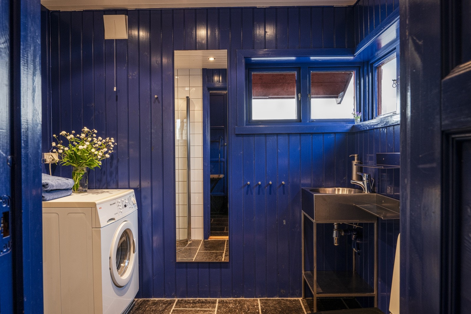 Båthuset med bad og varmekabler. Opplegg for vaskemaskin Galleribilde