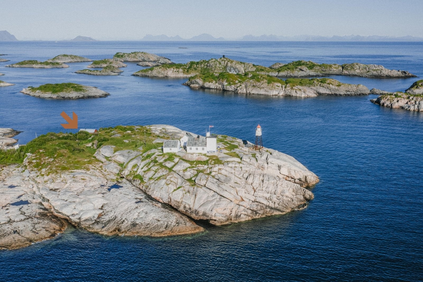 Helt ytterst, i fantastiske omgivelser, ligger hovedhuset, gjestehuset og badehuset. Båthuset (se pil) ligger for seg selv litt lenger inn på eiendommen Galleribilde