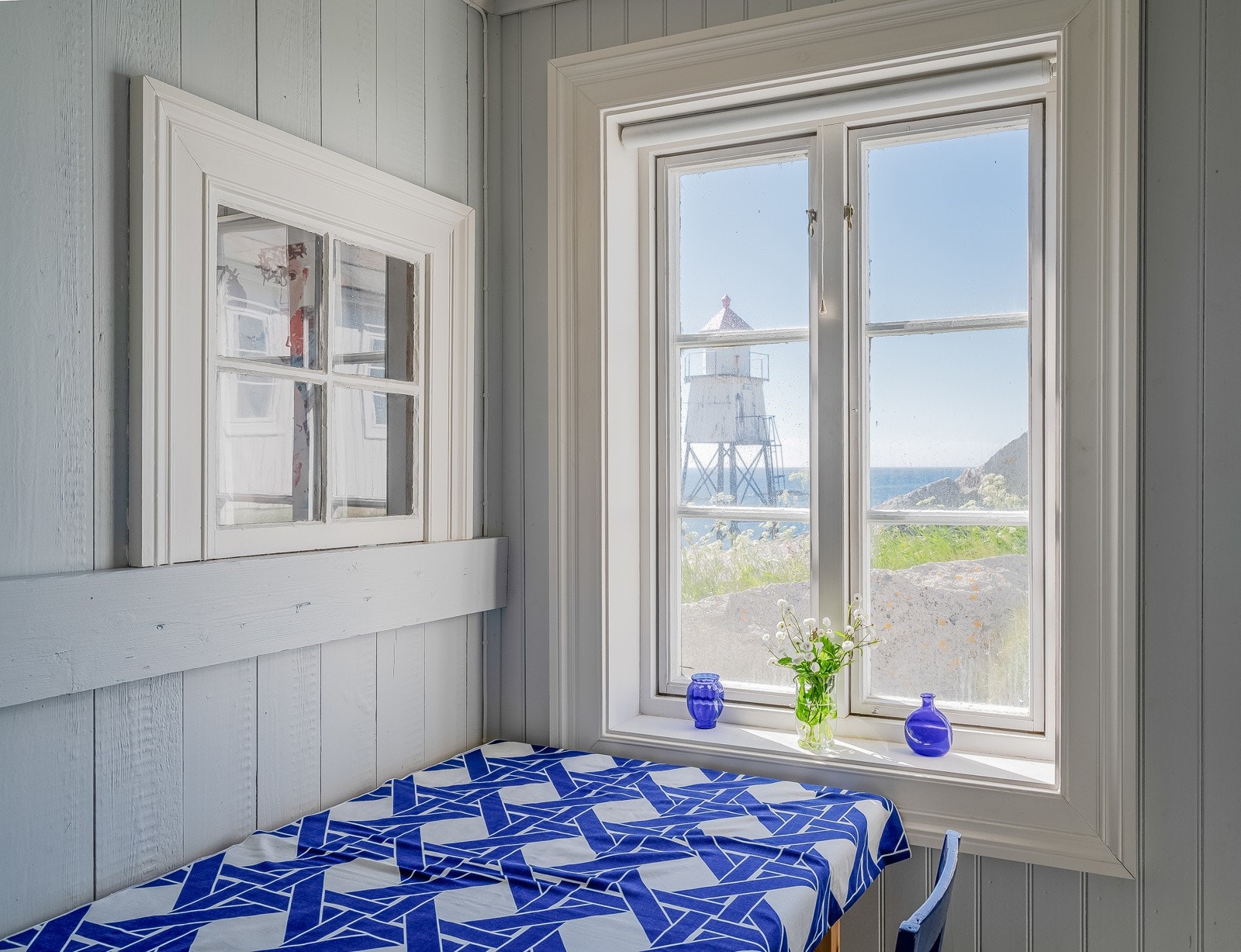 Soverom/kontor i gjestehuset med utsikt til fyrlykten Galleribilde