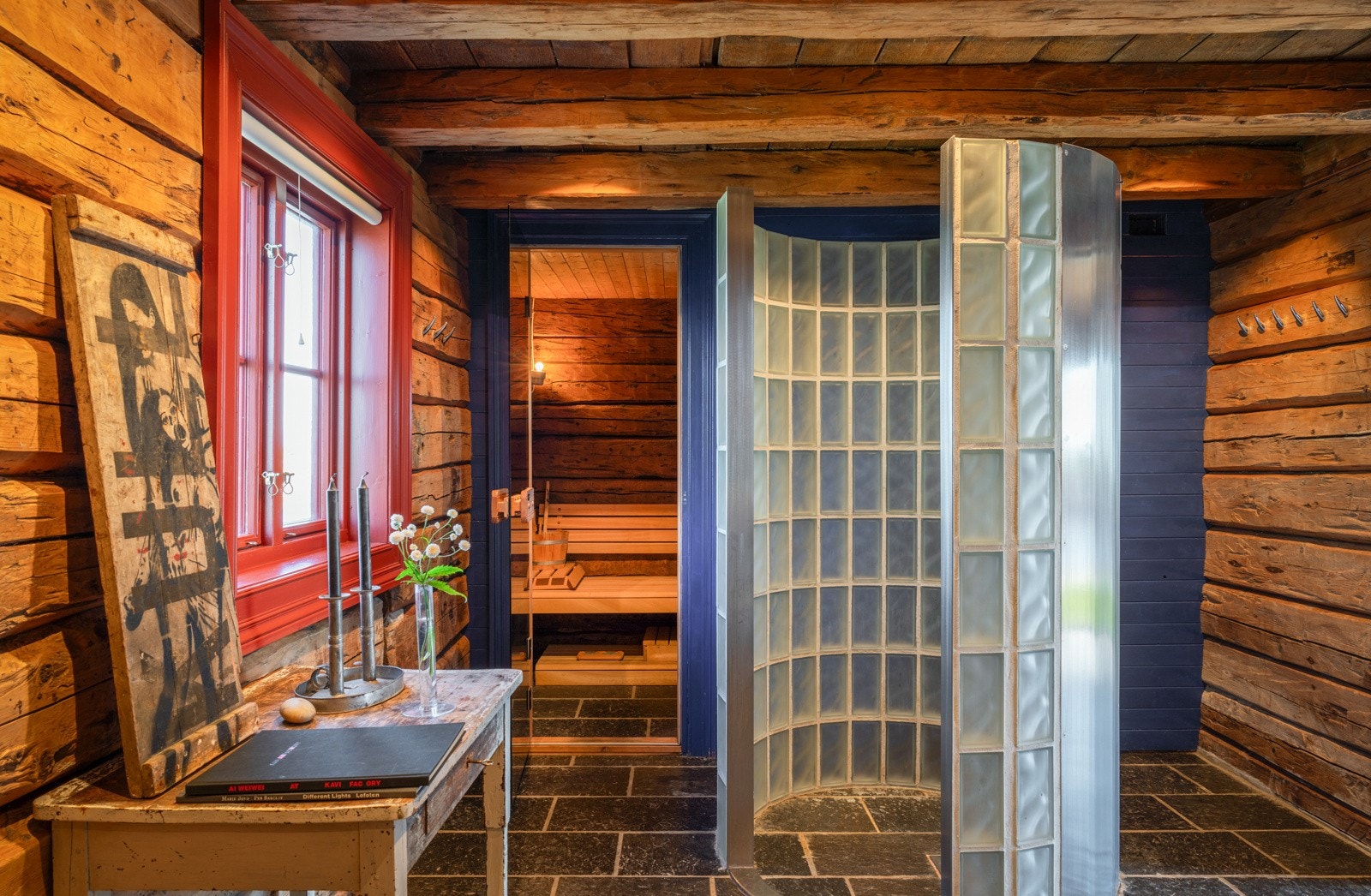 Badehuset med bl.a badstue. Fantastisk utsikt fra rommet. På en heldig dag kan du se spekkhogger fra dusjen. Galleribilde