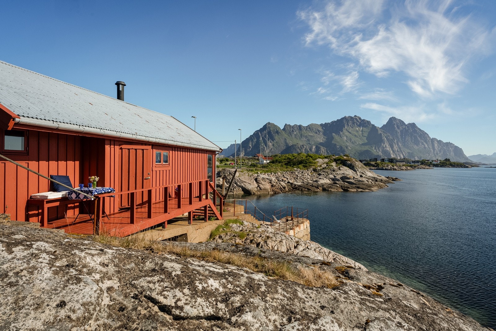 Adskilt fra de andre bygningene, men like vakkert beliggende, finner du det koselige båthuset med dypvannskai i forkant. Galleribilde