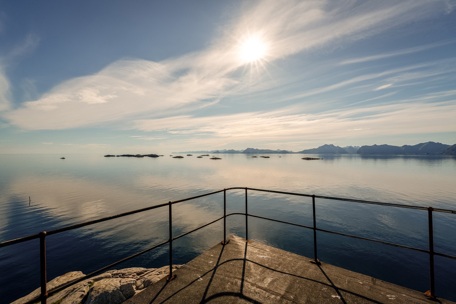 Eller hva med et glass vin på terrassen? Utsikt og følelsen du får her ute er vanselig å beskrive med ord.. Du må oppleve det Galleribilde