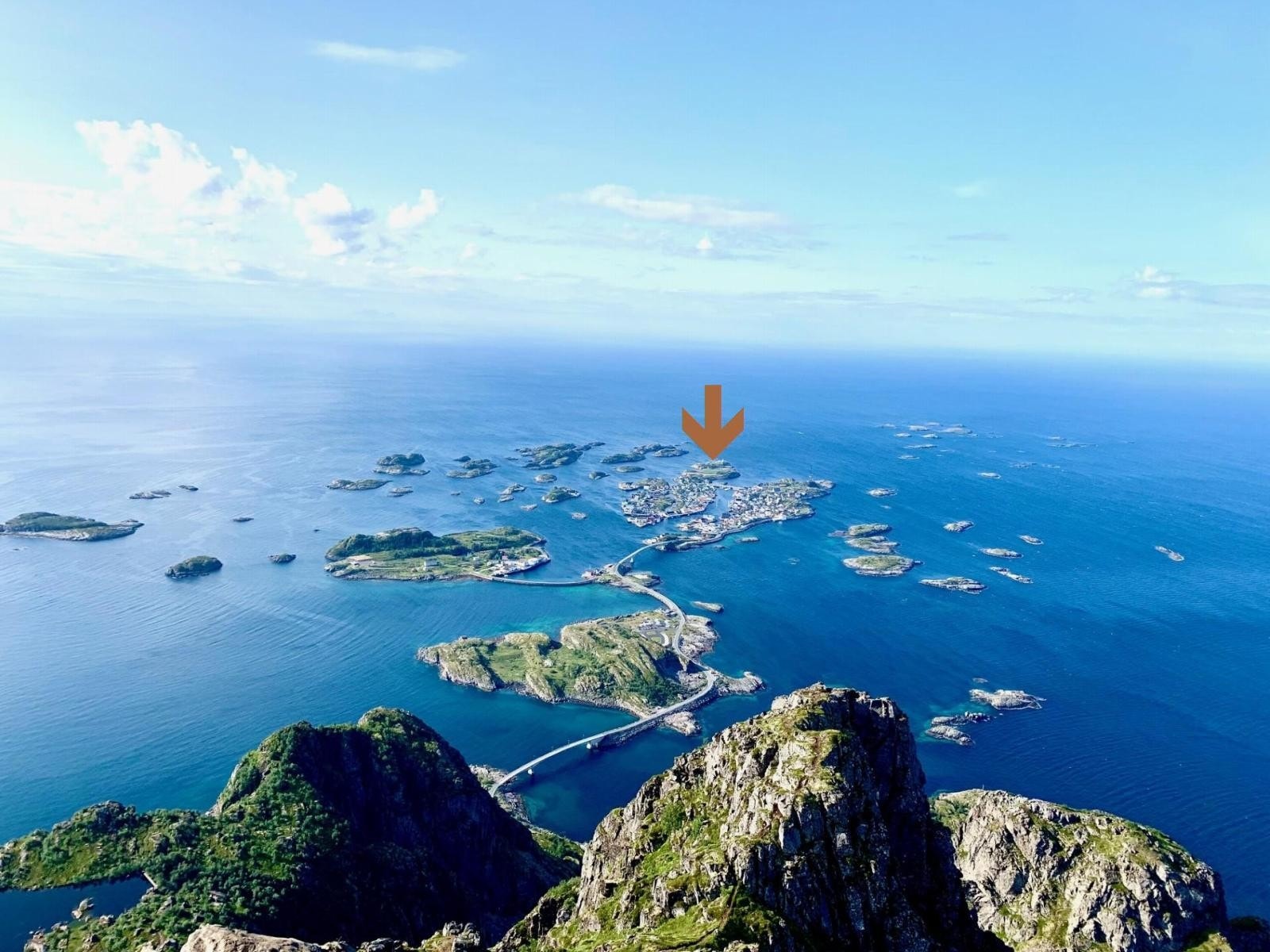 Henningsvær Fyr sett fra Festvågtind (en av de mest populære toppene i området) Galleribilde