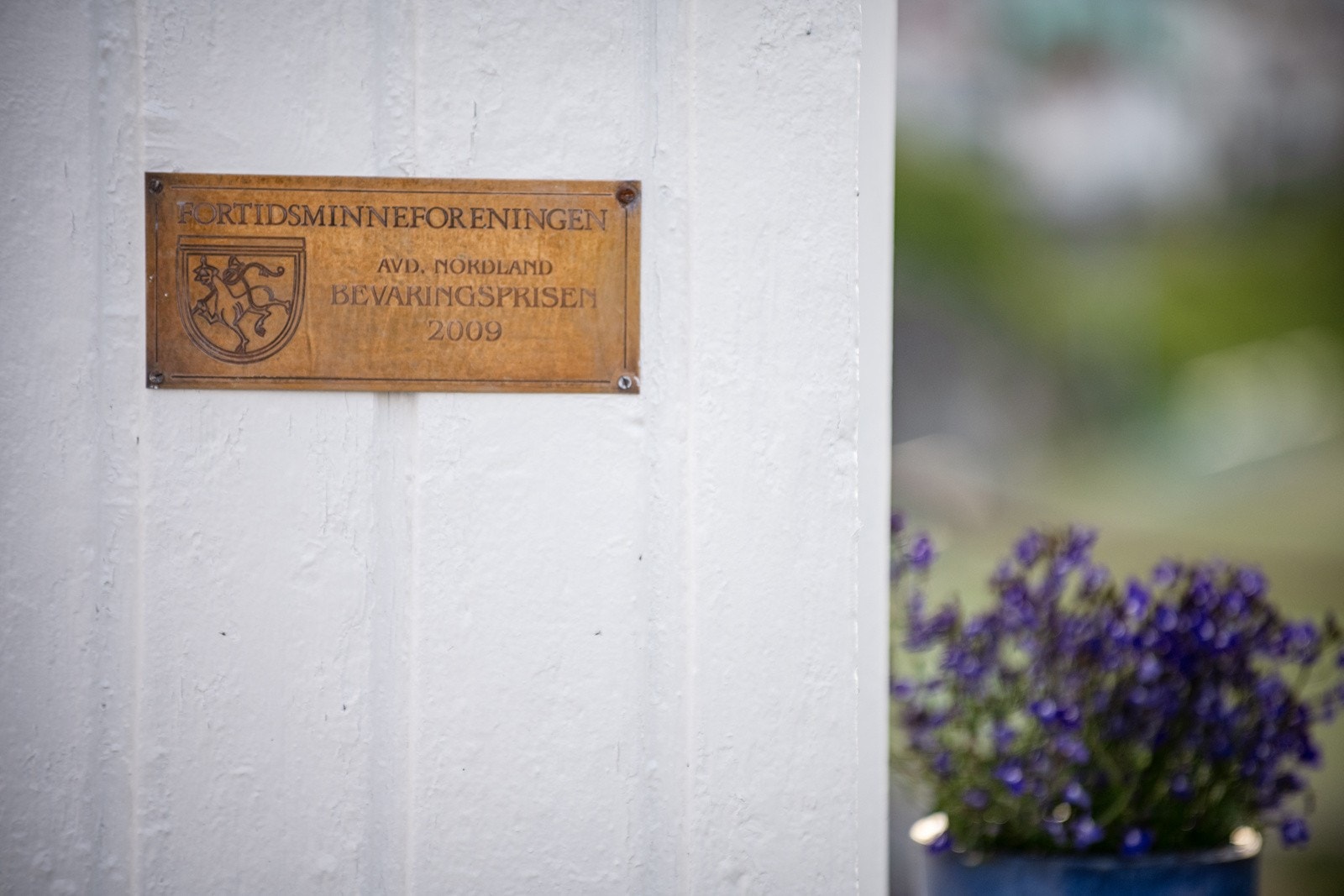 For restaureringsarbeidet med Henningsvær Fyr mottok nåværende eiere Fortidsminneforeningsens bevaringspris i 2009 Galleribilde