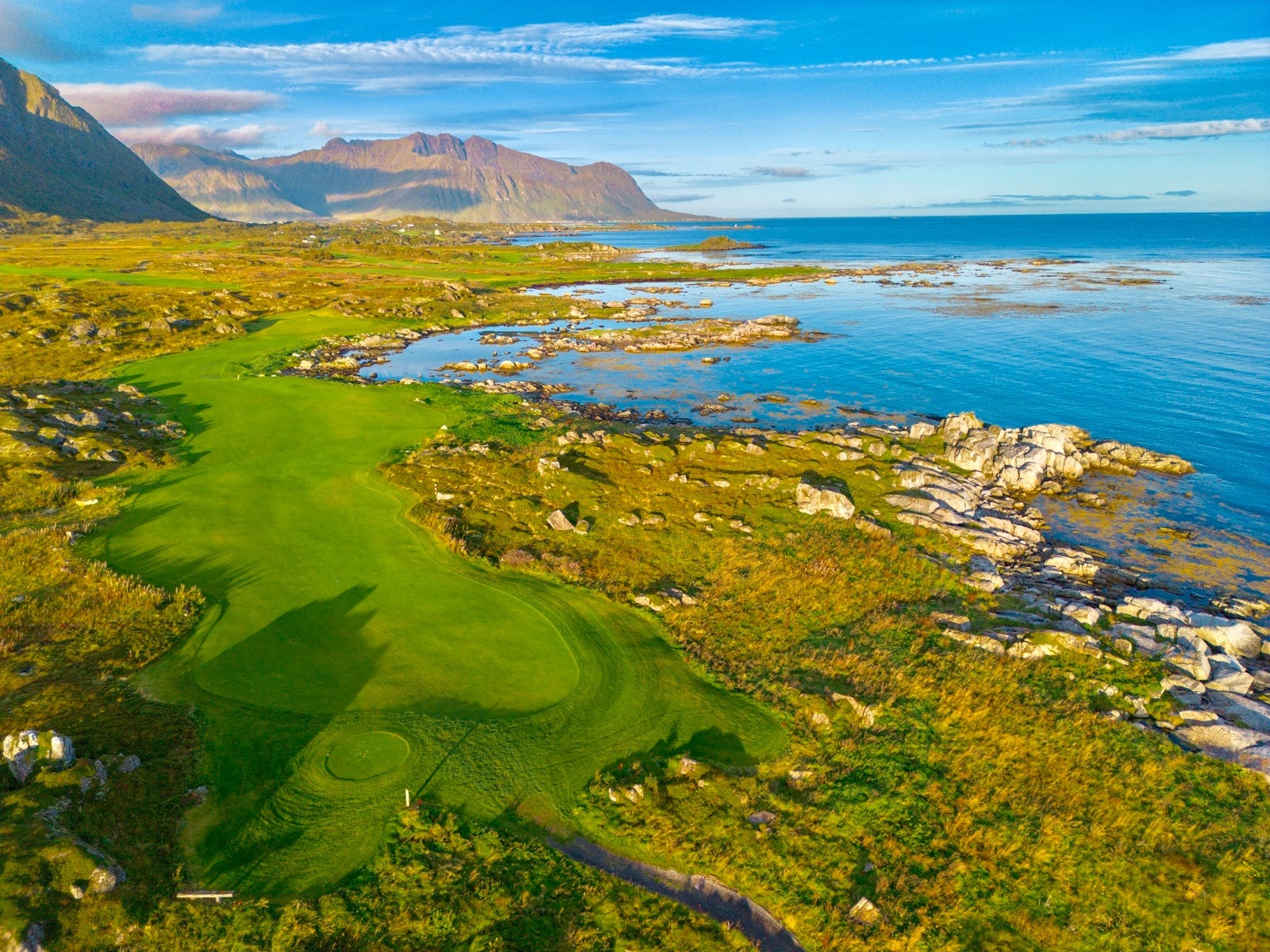 Folk fra hele verden besøker banen for å spille golf i midnattssol. Fra Henningsvær Fyr er det 40 minutter med bil hit. Galleribilde