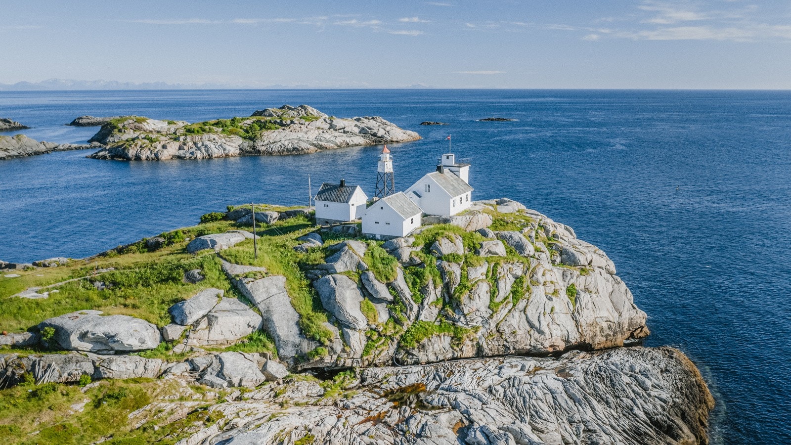 Fyret er bygget for å vise vei. Her ute kan du drømme deg bort og sette kursen videre Galleribilde
