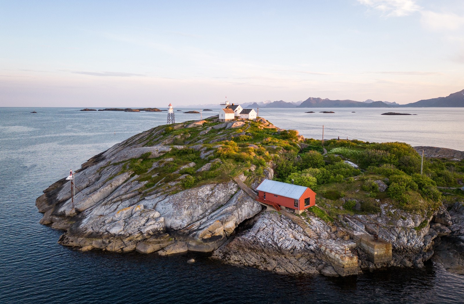 Tilbaketrukket fra hovedbygningene helt ytterst, ligger båthuset med egen dypannskai Galleribilde