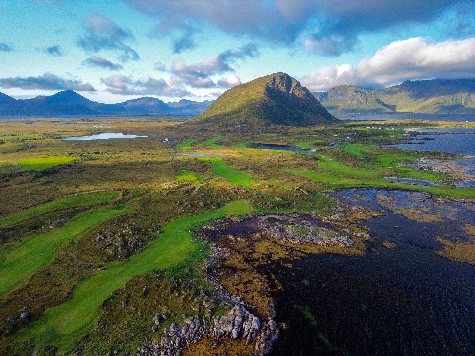 Spillerettsaksjer til Lofoten Golf Links kan følge med. Konferer megler Galleribilde