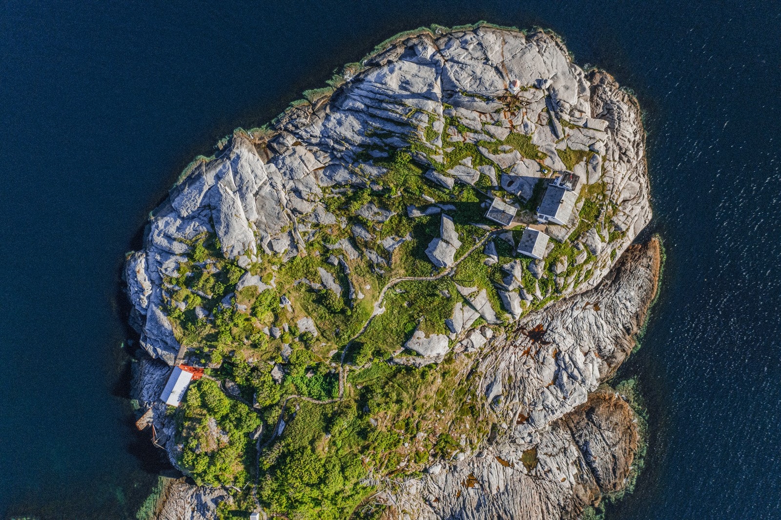 Hele eiendommen, med båthuset og den koselige stien opp mot hovedhuset, sett fra oven.. Galleribilde