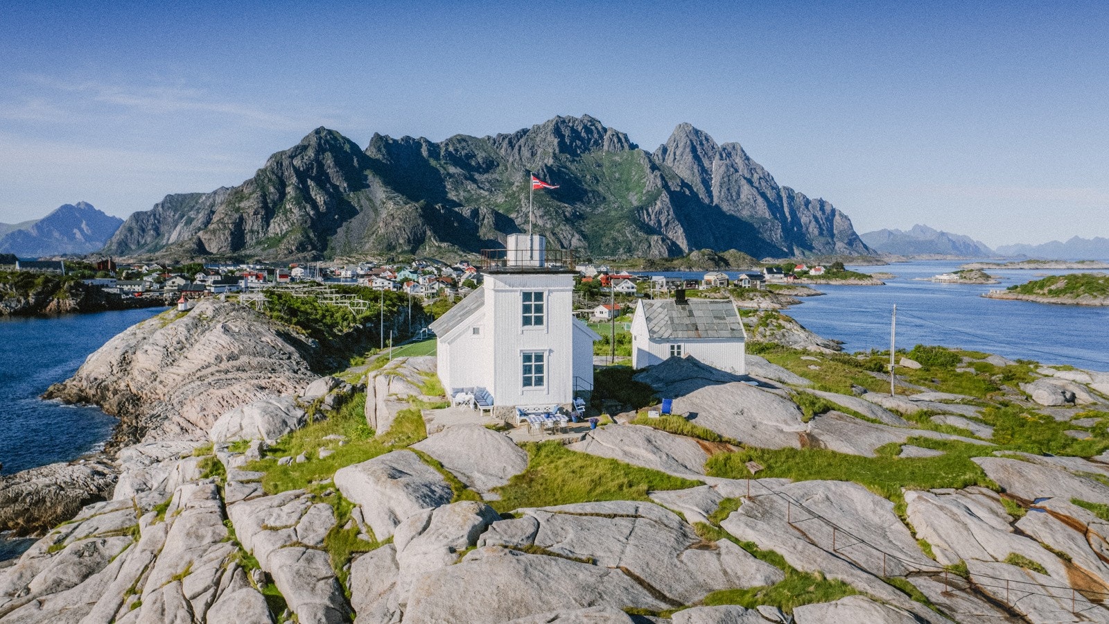 Et ikon med fastlandstilknytning i Henningsvær. Den vakre lille byen og majestetiske tinder ligger lett tilgjengelig i bakgrunn. Til hele 13 restauranter, flere butikker, barer og Kaviarfabrikken er det kun en kort spasertur Galleribilde