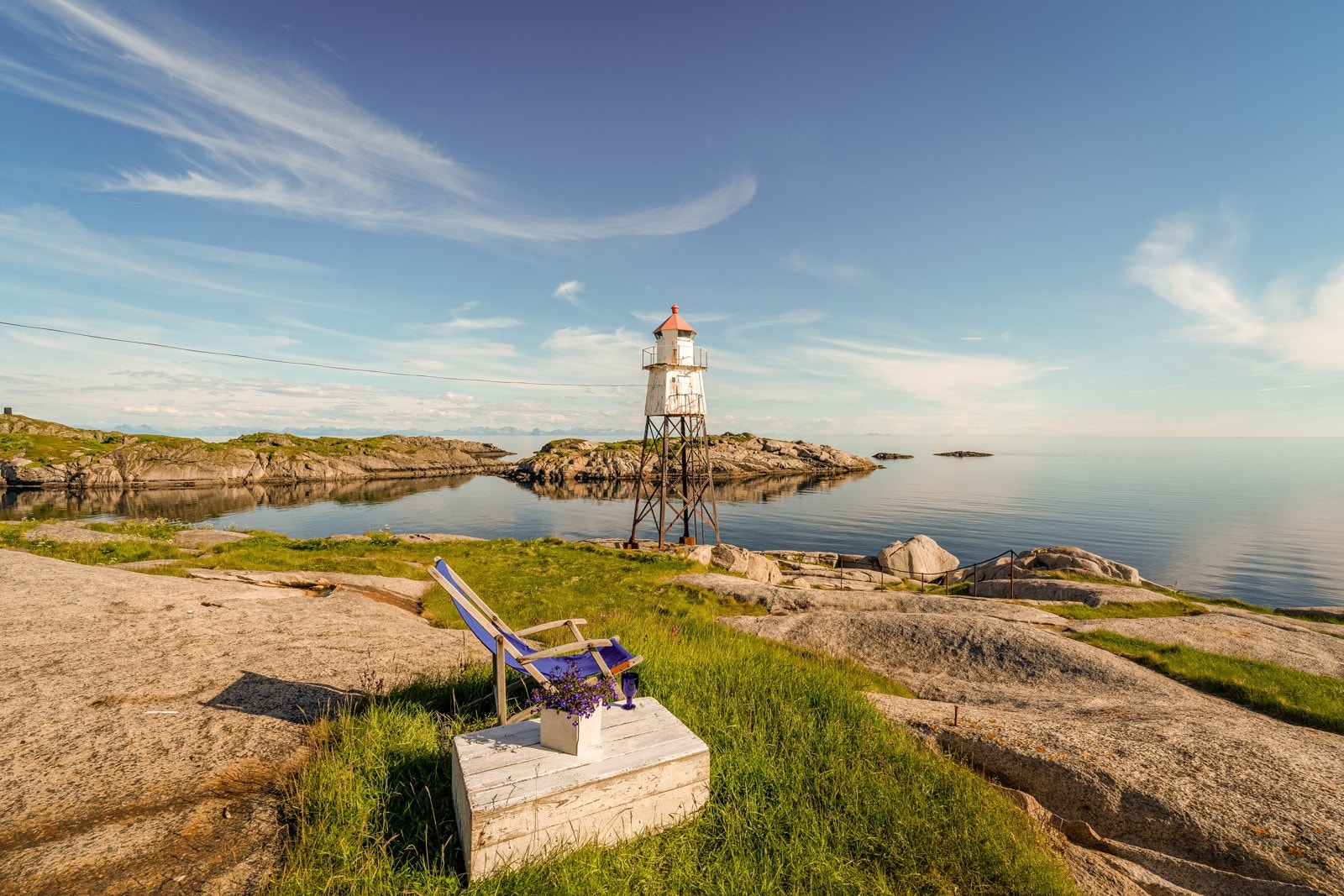 På eiendommen har du vakre små plasser hvor panoramautsikt kan nytes til det fulle. Så enten om du vil sitte her.. Galleribilde