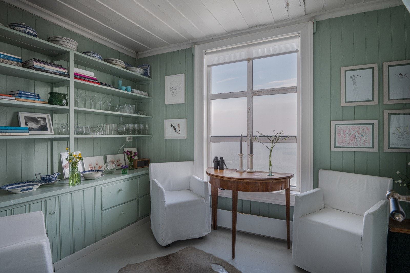 "Tårnrommet"/stue III med det som kanskje har Lofotens beste utsikt. Veggene er malt i den originale grønnfargen. Her inntas de fleste middager Galleribilde