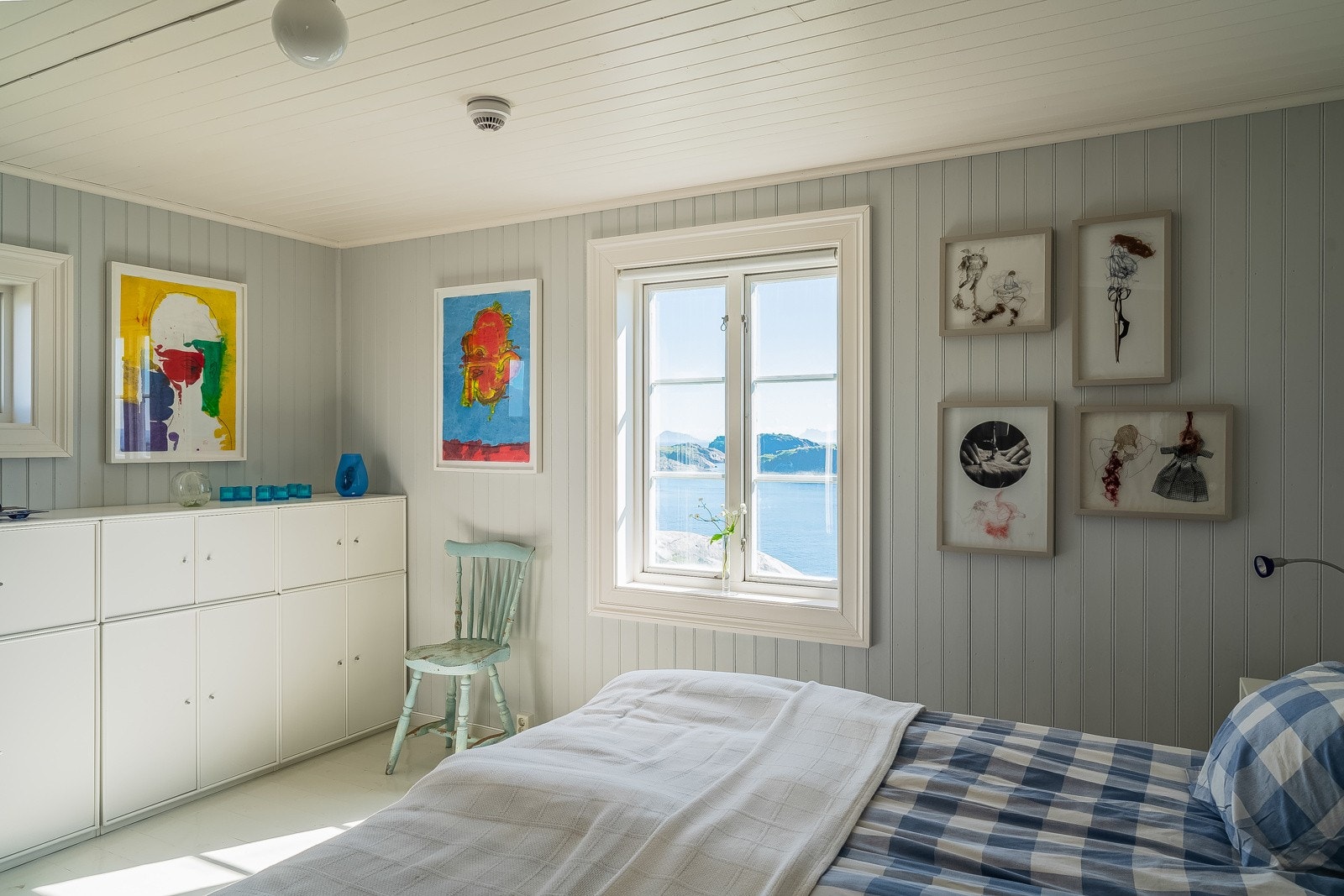 Soverom med Montana hylleinnredning og peis. Varme i gulv Galleribilde