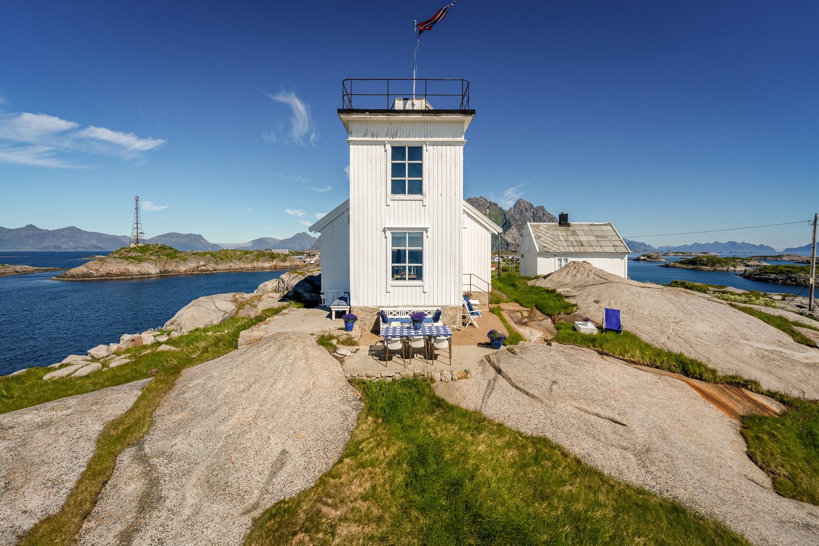 Rundt hovedhuset er det uteplasser med utsikt og solforhold de fleste bare kan drømme om. Galleribilde