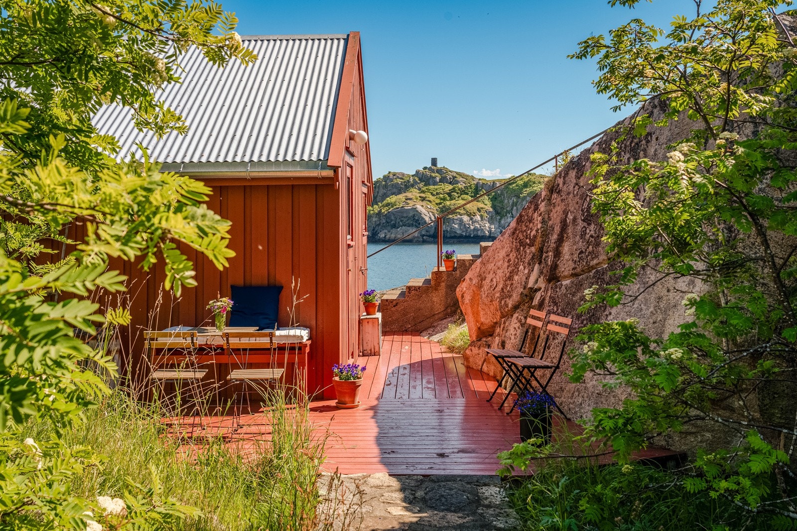 Båthuset ligger så usjenert til at to familier kan bo på øya samtidig uten å forstyrre hverandre Galleribilde