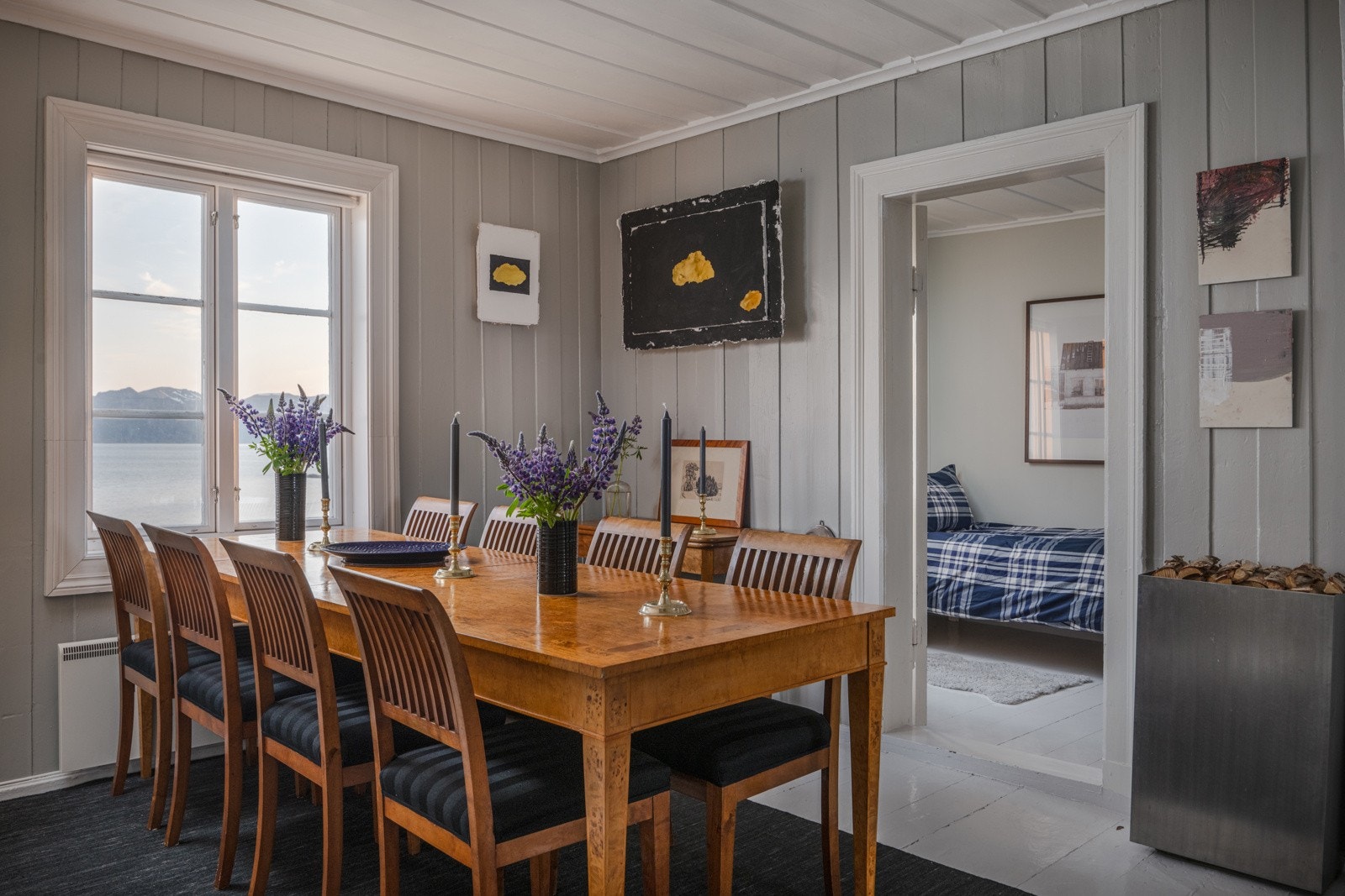 Spisestue med følelsen av å sitte i en båt, da du ser havet i to retninger, øst og vest Galleribilde