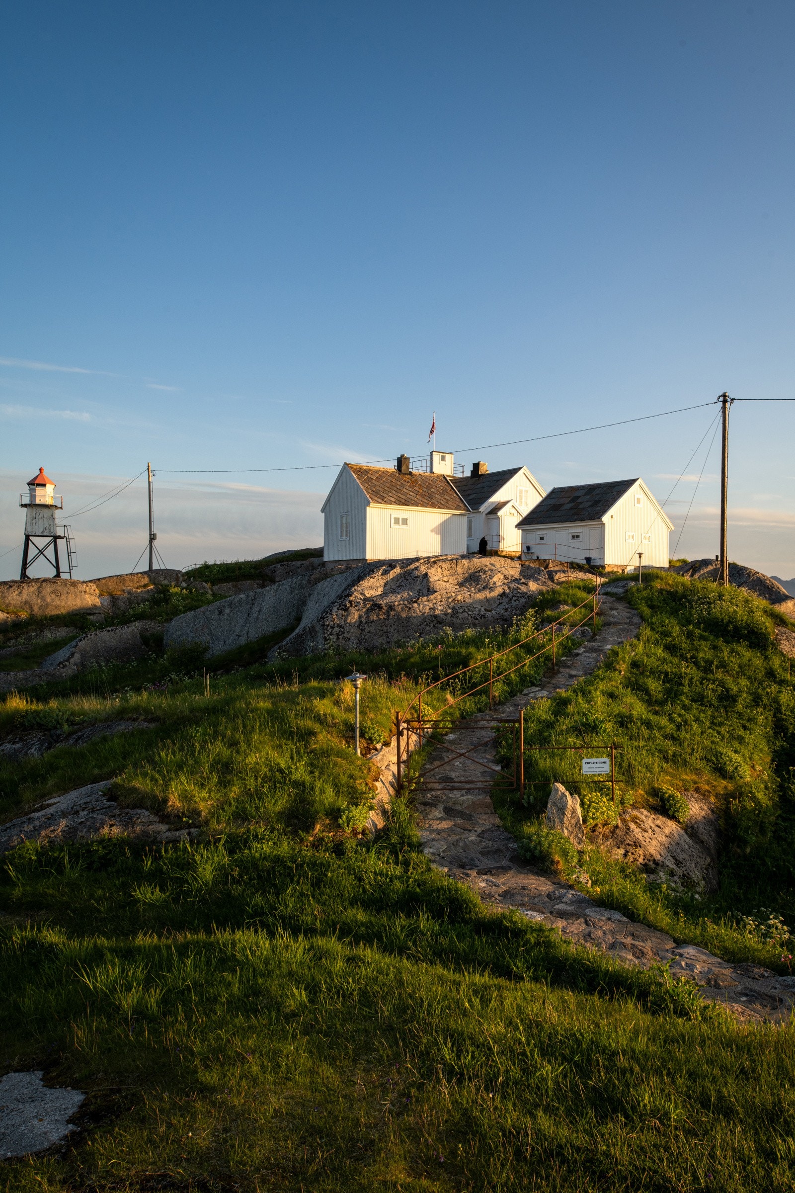 Hovedhuset lengst fremme. Badehuset til høyre og gjestehuset til venstre Galleribilde