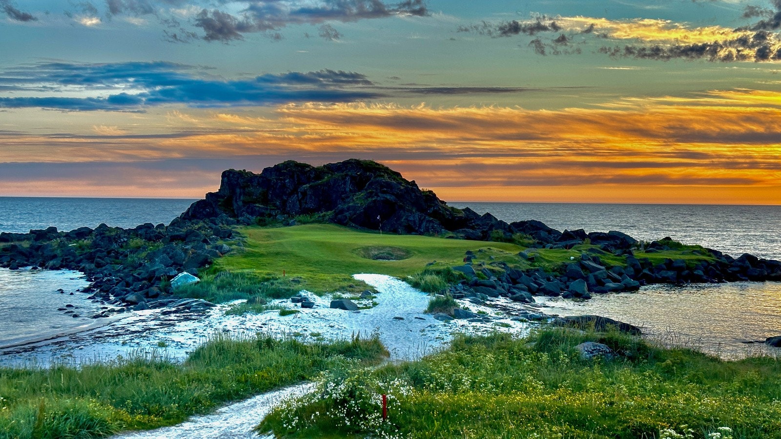 Lofoten Golf Links - kanskje den eneste døgnåpne golfbanen i verden? Har spiller du en runde golf etter middag, uansett hvor sen den blir. Galleribilde