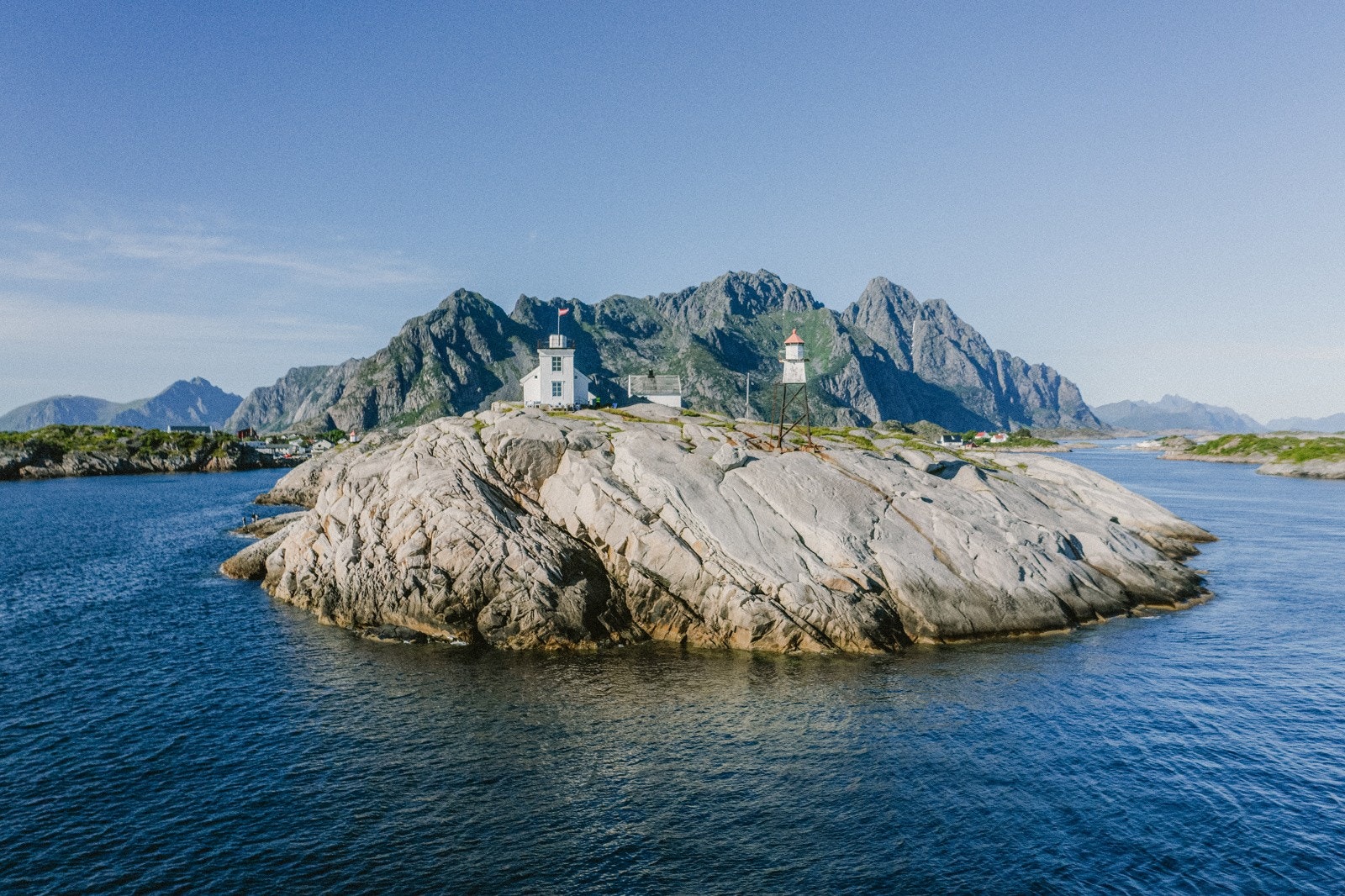 Henningsvær Fyr og den 18 mål vakre tomten ytterst i Henningsvær kan bli ditt.. Galleribilde