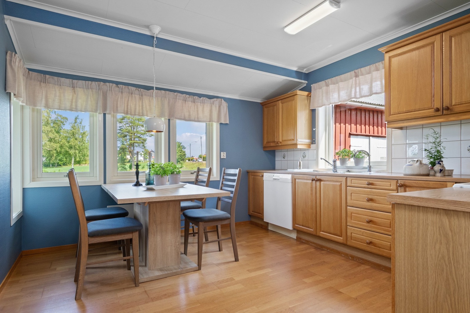 Romslig kjøkken med plass til god spiseplass. Galleribilde