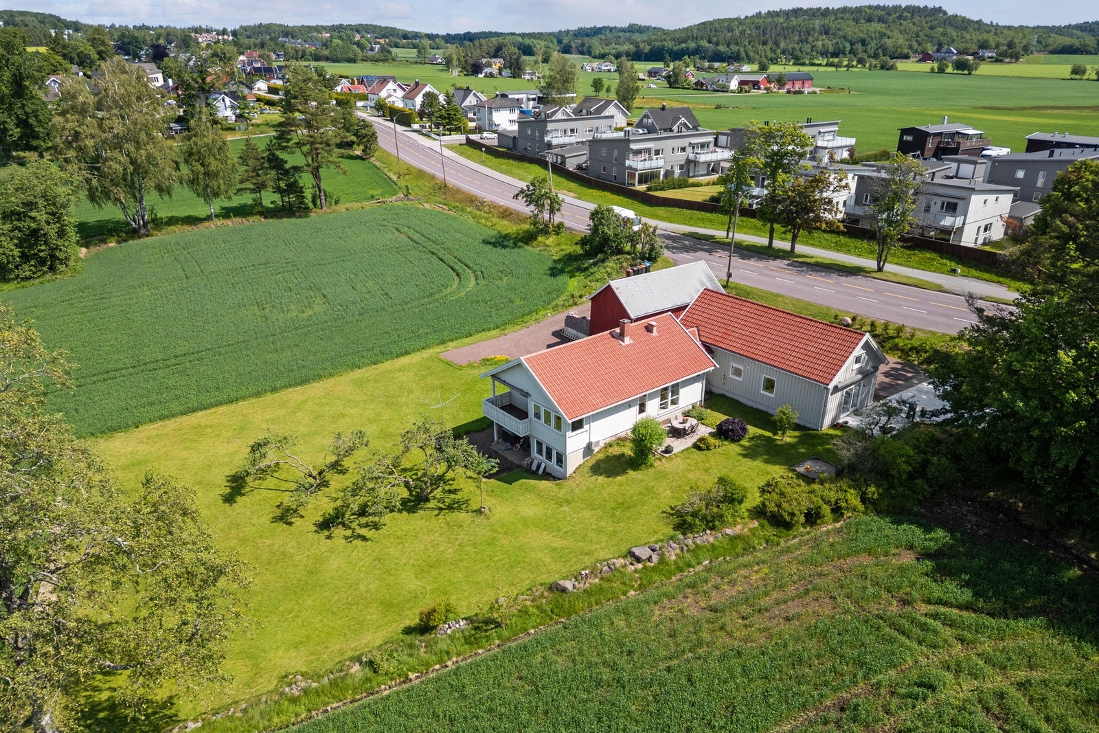 EIE Tønsberg v/Tonny Nielsen presenterer Raveien 320! To hus som henger sammen med dyrkbar jord på snaue 3 mål. Foto: Bjørn Kjærra Galleribilde