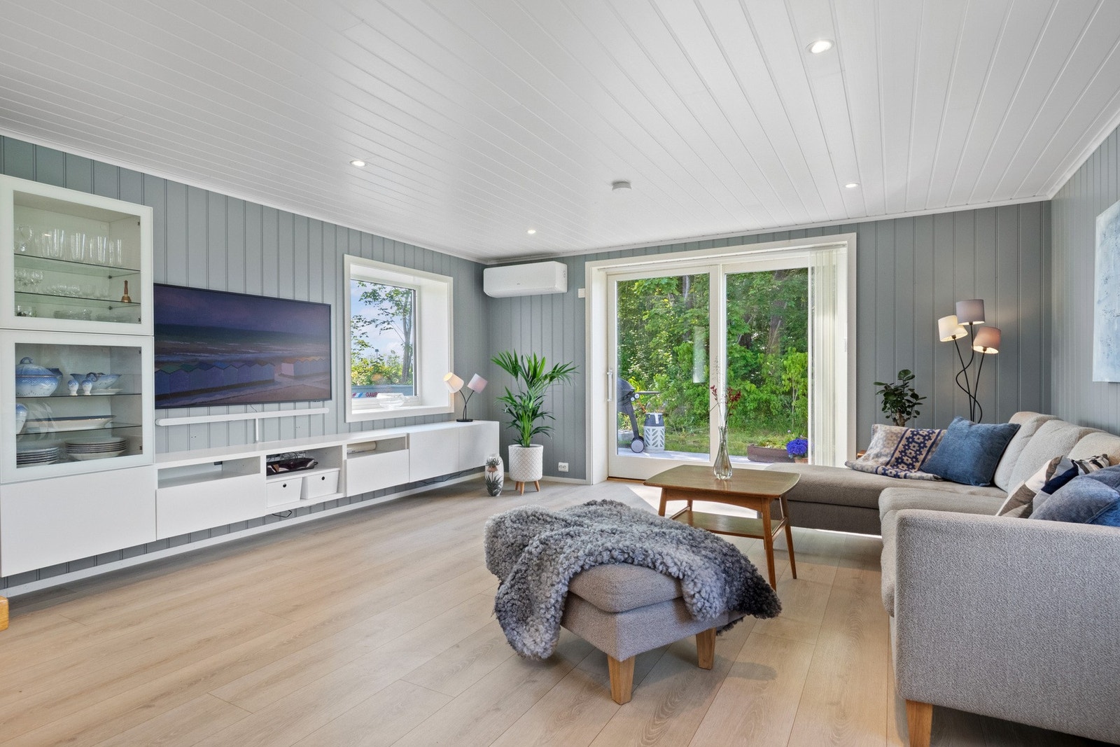 Det er lite innsyn, og vinduene inkluderer en skyvedør til den store terrassen. Galleribilde