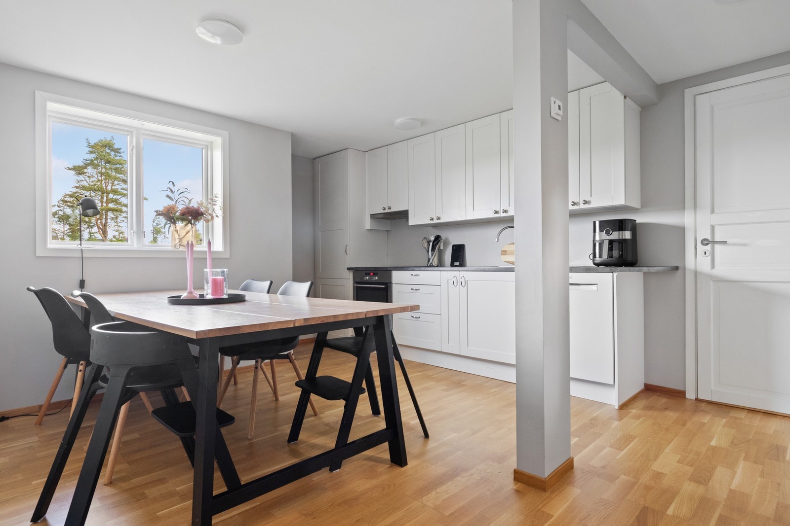 romslig kjøkken i leiligheten nede Galleribilde