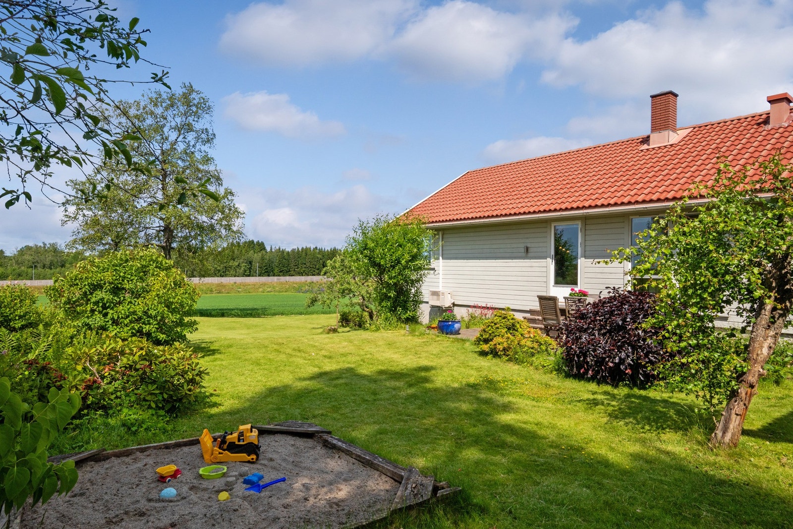 Flott idyllisk og solrik hage Galleribilde