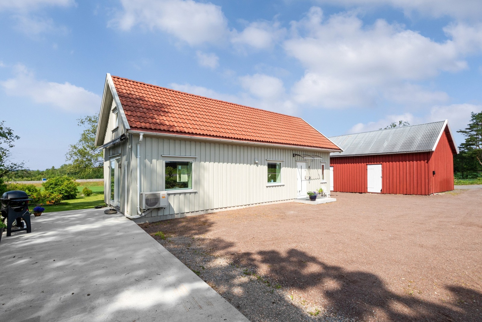 Stor gårdsplass med god oppstillingsplass Galleribilde