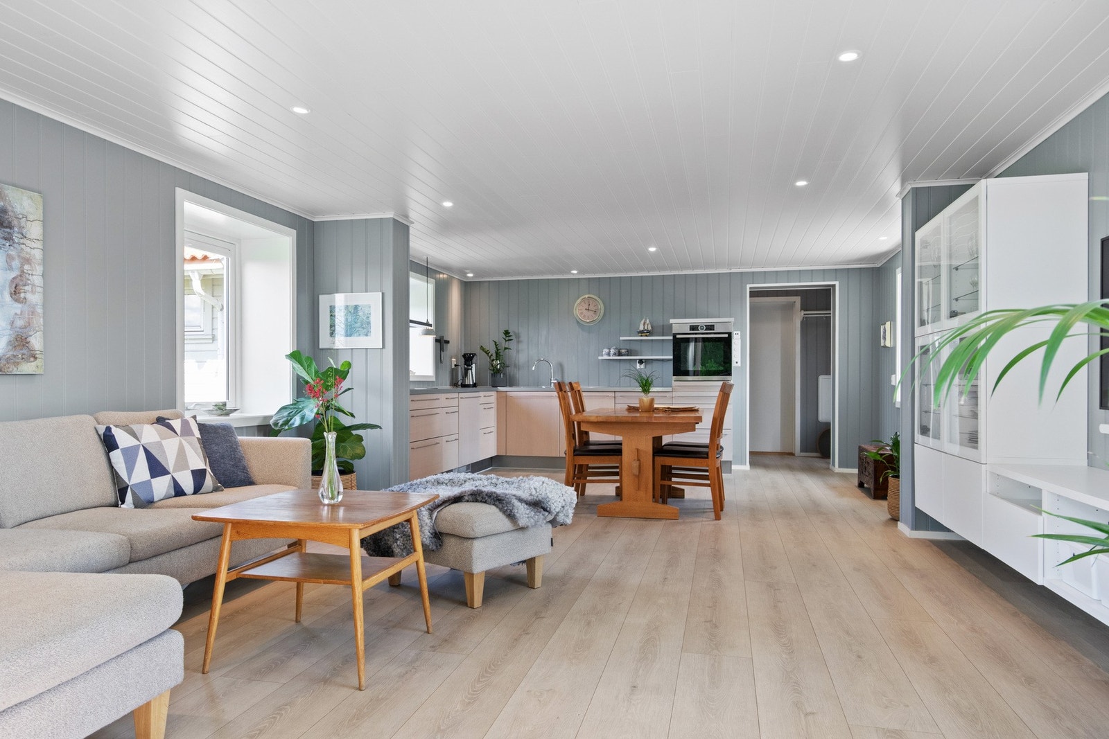 Dagslyset i stuen suppleres ypperlig av downlights rundt hele himlingen. Galleribilde