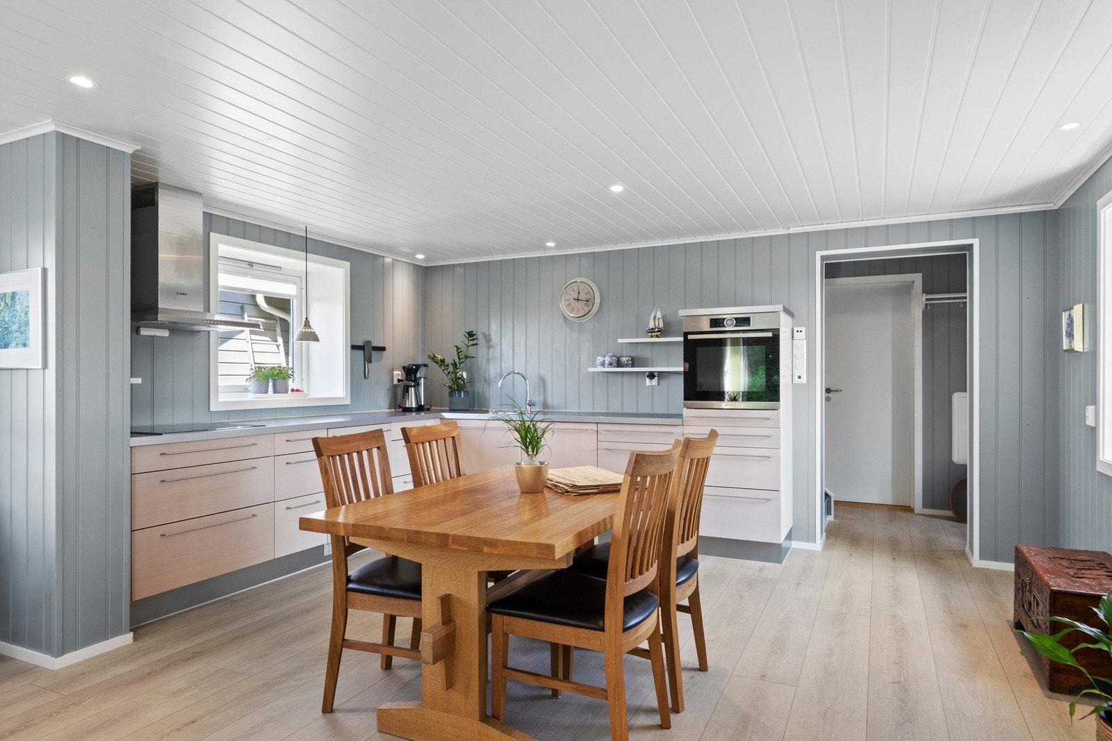 Enkelte hvitevarer ble skiftet i 2020, og integrert i innredningen er det platetopp, oppvaskmaskin og stekeovn i praktisk arbeidshøyde. Galleribilde