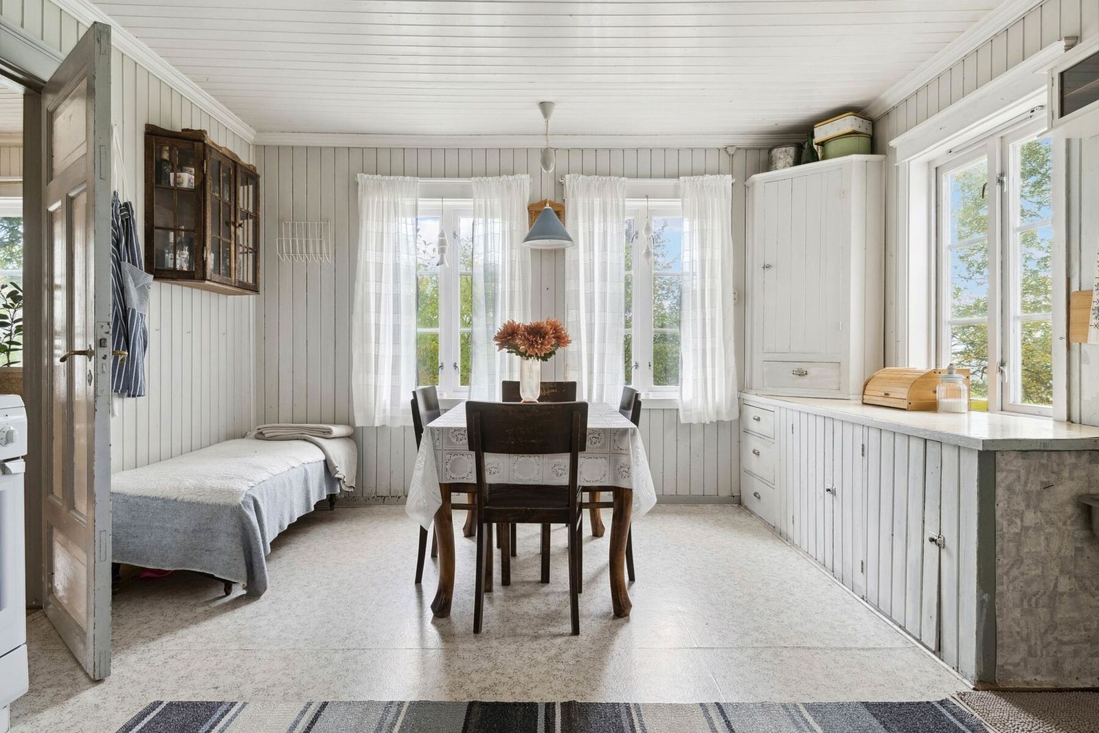 Velkommen inn! Eldre kjøkken med nostalgisk sjarm - funksjonelt og med potensial for oppgradering. Galleribilde