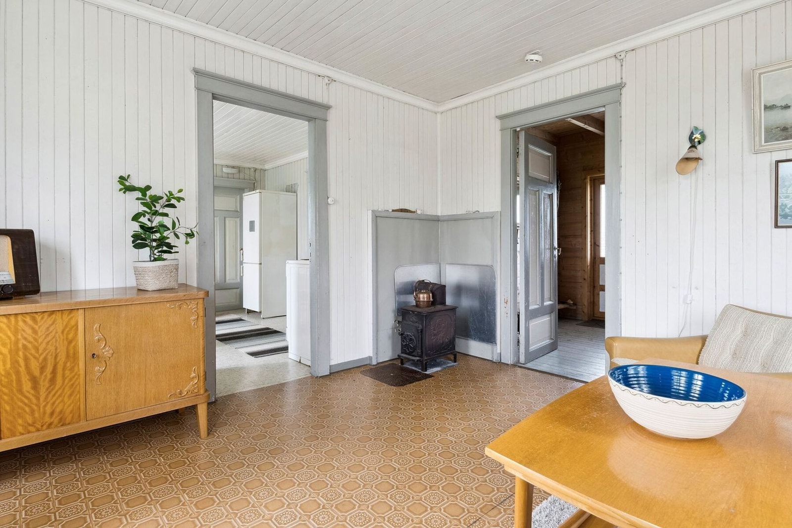 Boligen varmes opp med vedfyring og strøm. Galleribilde