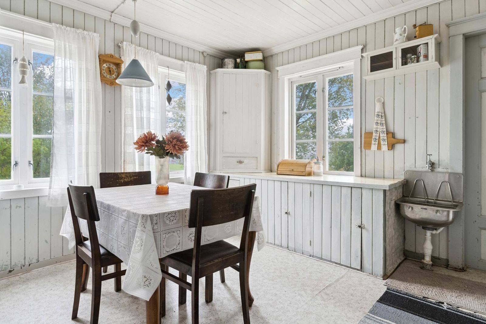 Kjøkken med utslagsvask. Boligen har kun kaldt vann Galleribilde