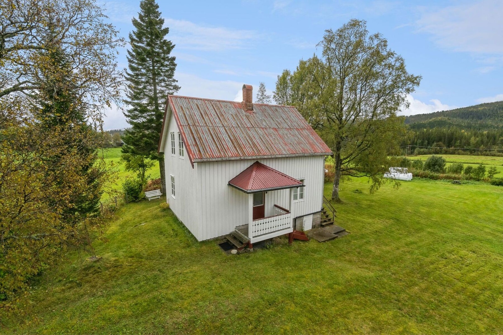 Fantastisk utsikt mot fjell og fjord - her kan du nyte roen og naturen i fulle drag. Galleribilde