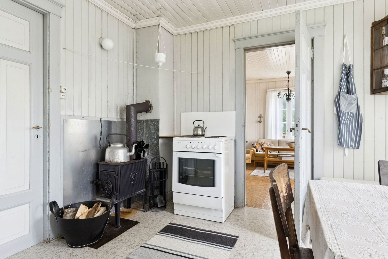 Kjøkkenet har vedfyring og stekovn. Galleribilde