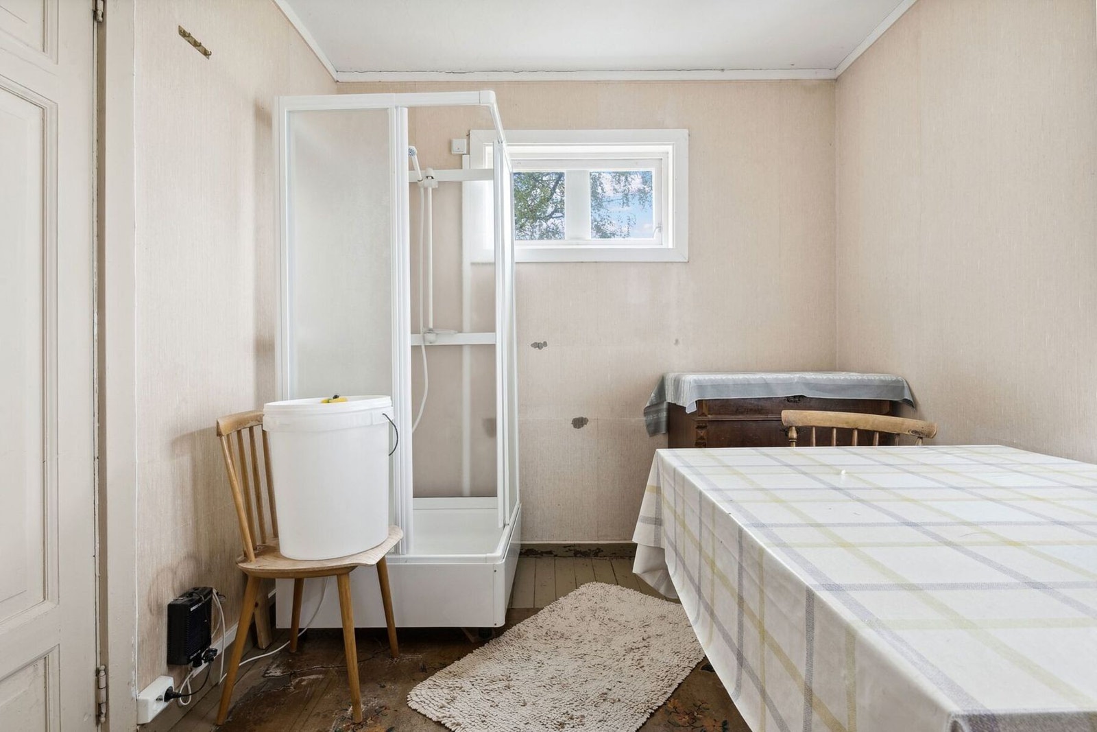 Badet har dusjkabinett og toalett, Galleribilde