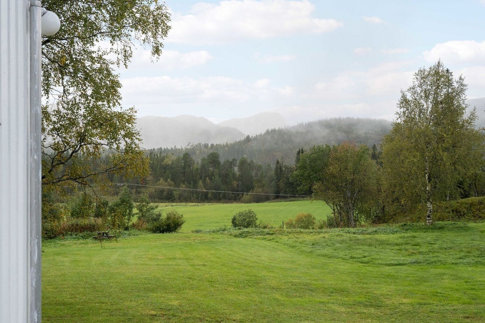 Romslig hage med mye potensiale. Galleribilde