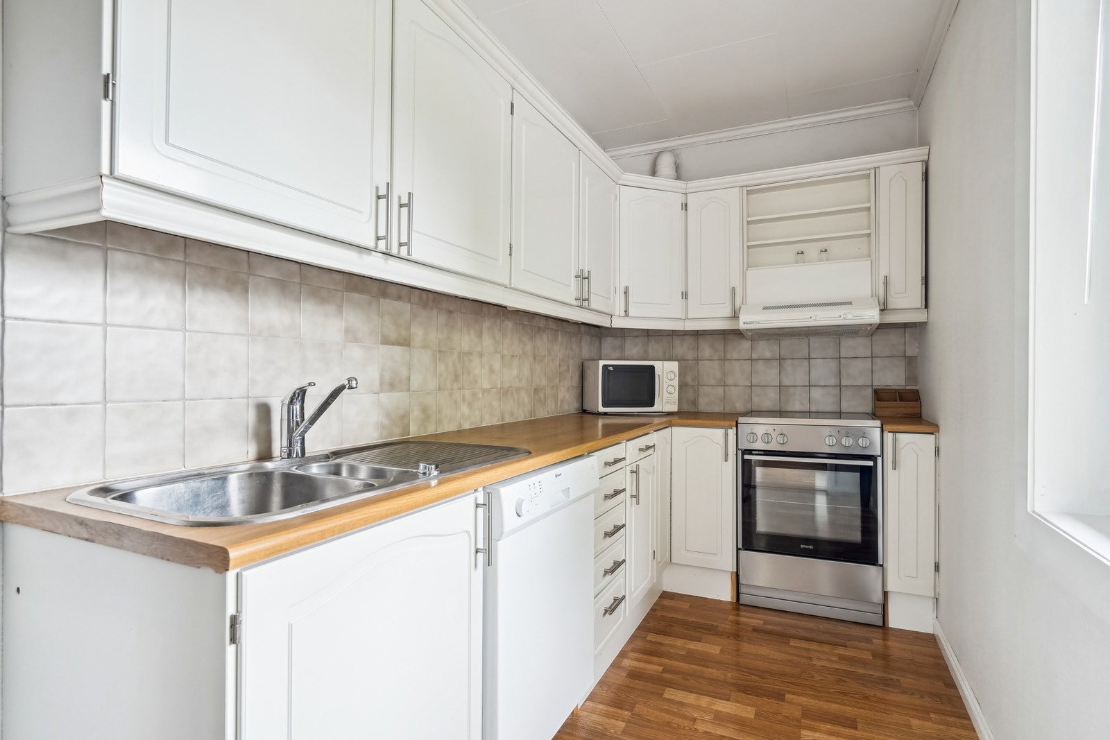 Alle hvitevarer på kjøkkenet medfølger handelen. Galleribilde