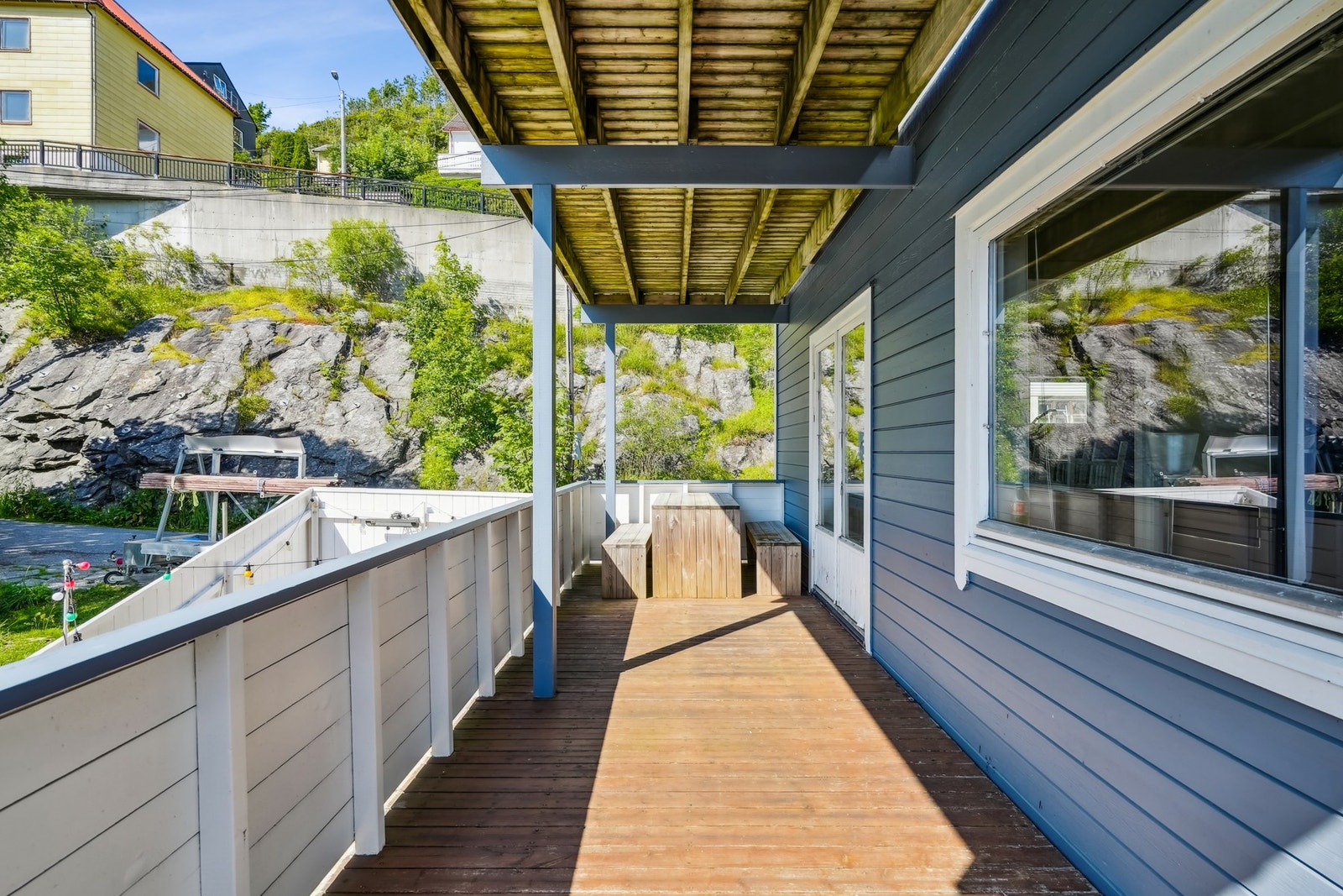 Fra stuen er det utgang til en vestvendt veranda med gode solforhold. Galleribilde