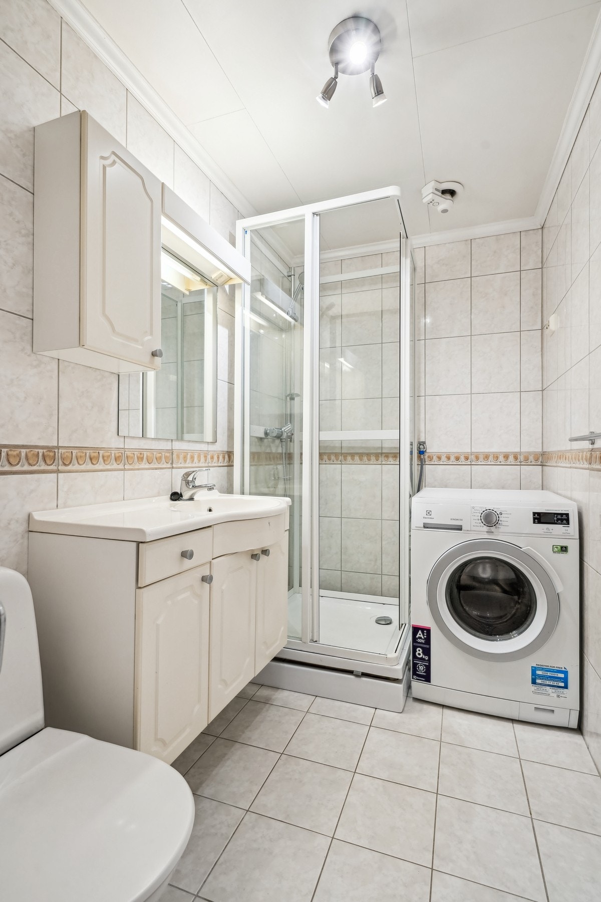 Helfliset bad med opplegg for vaskemaskin. Galleribilde